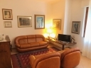 a san donato in collina in posizione panoramica all'interno di un caratteristico borghetto appartamento al piano terreno con ingresso indipendente composto da soggiorno cucina due camere da letto bagno e lavanderia. tutto in buone condizioni. giardino di mq.100. ampia cantina di proprieta'.