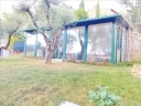 cure alte, disponiamo di terratetto ristrutturato di circa 250 mq, distribuito su tre livelli composto da: piano terra con ingresso, soggiorno, cucina/pranzo, due camere, bagno, ripostiglio. piano rialzato : ampio ingresso, salone doppio, studio, camera, servizio, ripostiglio. piano primo : tre camere, servizio, ripostiglio. terrazza, dependance e ampio giardino privato. cell. 335 5764607
