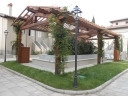 san giovanni valdarno, in villette di nuova costruzione, appartamento caposchiera con ingresso indipendente e giardino esclusivo su tre lati, composto da zona giorno, cucinotto, tre camere, doppi servizi oltre garage e lavanderia con accesso diretto. ottime rifiniture. prevista la classe energetica b. so. ge. s. - sede di san giovanni valdarno - tel. 0559123838