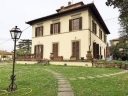 castelfranco di sopra in posizione panoramica villa unifamiliare di 400 mq disposta su 2 livelli composta da 11 vani oltre:doppi servizi, cantina, garage, ampio giardino circostante e terrazzo di 60 mq. adatto per bed and breakfast. disponibilita' immediata. so. ge. s. - sede di san giovanni valdarno - tel. 0559123838
