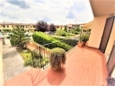 reggello, in quadrifamiliare di recentissima costruzione, panoramica, ingresso con loggiato e giardino indipedenti, composta da soggiorno due camere doppi servizi, oltre taverna con caminetto e cucina in muratura. mq120 totali garage e locale lavanderia. rifiniture sopra la media ottima. 