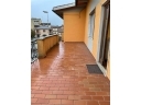 san giovanni valdarno, in via centralissima e riservata, in villetta bifamiliare, locale di 130 mq con ingresso indipendente posto al piano terra. l'immobile in ottime condizoni sia esterne che interne e' composto da un ampio vano d'ingresso utilizzabile come sala di attesa o reception, oltre a 5 ampi vani ad uso ufficio, due ripostigli, archivio e doppi servizi. ottime condizioni. so. ge. s. - sede di san giovanni valdarno - tel. 0559123838