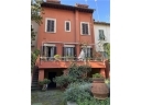 colline careggi via dei massoni in interno porzione di villa libera da tre lati al piano terreno soggiorno cucina e al piano superiore due camere due bagni. completano la proprieta' garage posto auto resede e giardino di 1200 mq. affacci panoramici nel verde luminosissima