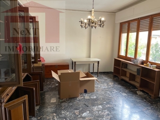 in zona tranquilla di incisa vicino a tutti servizi proponiamo appartamento al primo piano di mq,115 composto da ingresso, ampio soggiorno, cucina abiatabile con balcone, tre camere da letto, bagno e ripostiglio. garage al piano terreno. - classe energetica in elaborazione