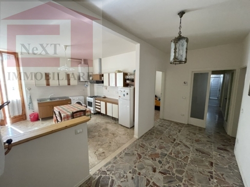 nel centro di rignano al primo ed ultimo piano di una palazzina in buono stato di manutenzione proponiamo appartamento di mq.110 composto da ampio ingresso, cucina abitabile, soggiorno, tre camere da letto, bagno finestrato, ripostiglio e balcone. tutto in buone condizioni - classe energetica in elaborazione