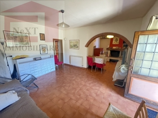 in posizione tranquilla ad 1 km da rignano proponiamo appartamento disposto su due livelli con ingresso indipendente composto da ingresso soggiorno-pranzo con camino, angolo cottura, due camere, studio, bagno, balcone e cantina. tutto in buone condizioni. piccolo resede - classe energetica in elaborazione