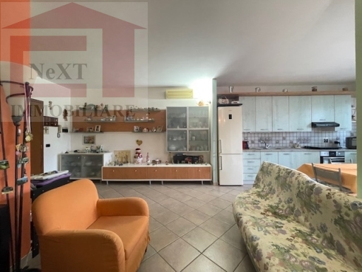 in posizione tranquilla e panoramica vicino a tutti i servizi, all'interno di una palazzina in ottime condizioni, proponiamo appartamento di mq.80 composto da ingresso-soggiorno, cucina, due camere da letto, bagno finestrato, ripostiglio e terrazza abitabile. tutto in ottime condizioni. completano la proprieta' un ampio garage ed una cantina. - classe energetica in elaborazione