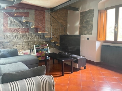 nel centro di rignano in zonatranquilla all'interno di una piccola palazzina proponiamo appartamento di mq.65 composto da ingresso, cucina abitabile, due camere da letto, bagno, ampio soppalco. tutt in buone condizioni e parzialmente arredato. completa la proprieta' un ampia soffitta ad uso lavanderia.