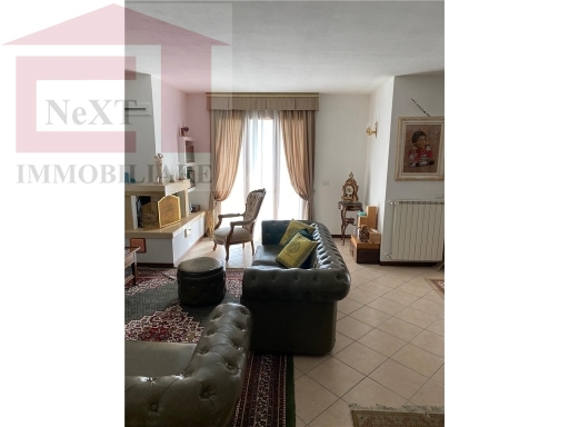 in posizione panoramicissima a 2 km da reggello proponiamo villetta bifamiliare di recente costruzione disposta su due livelli oltre mansarda per un totale di mq.220. composta al piano terreno rialzato da ampia zona giorno conc cucina abitalbile, soggiorno con camino, due camere da letto, bagno e ripostiglio. al piano superiore ampia mansarda abitabile con terrazza di mq.30. al piano terreno ampio soggiorno con du e cantine ed un bagno. ampio giardino privato con piscina - classe energetica in elaborazione