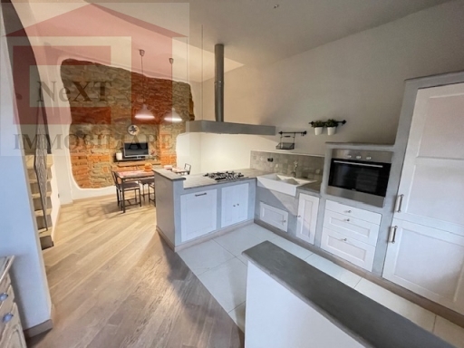 in posizione tranquilla nel centro di faella proponiamo carattetistico terratetto recentemente ristrutturato disposto su due livelli e composto al piano terreno da ampia zona giorno con angolo cottura e bagno. al piano primo troviamo due camere da letto, bagno e ripostiglio. ottime finiture. cantina. - classe energetica in elaborazione