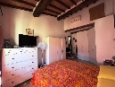 scarperia, centrale, in caratteristica palazzina in ottime condizioni, secondo ed ultimo piano ristrutturato anni 2009, soggiorno con angolo cucina e camino, camera matrimoniale, servizio, ampia lavanderia/dispensa oltre vano sottotetto ben accessibile e ben praticabile. ottime condizioni. aria condizionata. tsm. minime spese condominiali. - classe energetica in elaborazione