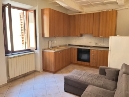 barberino di mugello, in pieno centro storico, ubicato al piano primo con ingresso indipendente, ampio bilocale di mq 50 composto da soggiorno con angolo cottura, ripostiglio, camera grande e bagno con finestra. completa la proprieta' ampio ripostiglio di mq 10 al piano terra. tetto nuovo intermediazioni generali-barberino m.llo - tel.0558478017