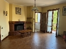 barberino di mugello, in zona centrale e molto tranquilla, in bifamiliare con ingresso indipendente, vendesi ampio 5 vani di circa mq 150 composto da ampio salone, cucina, tre camere, doppi servizi, mansarda di circa mq 40, terrazza abitabile e lavanderia. possibilita' di garage. intermediazioni generali-barberino m.llo - tel.0558478017