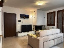 scarperia, zona residenziale di recente costruzione, splendido appartamento ben rifinito e pari al nuovo, con ingresso indipendente da piccolo giardino, unico livello, soggiorno con camino, cucina con dispensa, due ampie camere matrimoniali, servizio finestrato, terrazzino, balcone oltre garage esclusivo. tsm. aria condizionata. - classe energetica in elaborazione