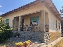 nostra esclusiva, in frazione a 6km da vicchio, villetta libera su 4 lati e composta da ampio ingresso, sala, zona pranzo con angolo cottura, due camere matrimoniali, bagno e grande ripostiglio finestrato. completa la proprieta' un seminterrato della grandezza della casa e 500mq di giardino intorno alla casa. - classe energetica in elaborazione