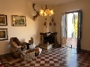 centrale, in ottima posizione appena fuori il centro storico, villino su due livelli con accesso sia carrabile che pedonale e composto da 8 vani oltre zona lavanderia, locale tecnico, due garage e giardino. - classe energetica in elaborazione