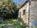 scarperia, a 3 km dal centro, tutta strada asfaltata, panoramicissima e soleggiata porzione di colonica con facciate in pietra faccia vista, tetto coibentato con impianto fotovoltaico. completano la proprieta' terreni, splendida limonaia e cantina. - classe energetica in elaborazione