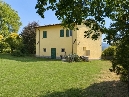 scarperia, nella splendida campagna tra scarperia e sant'agata, interessante colonica indipendente con accesso da giardino esclusivo di mq 1000 ca sui quattro lati, salone con canna fumaria, cucina abitabile con camino, quattro ampie camere, doppi servizi finestrati e grande studio. completa la proprieta' appezzamento di bosco di mq 2000 ca. pozzo acqua privato e pozzo acqua comune. gpl. - classe energetica in elaborazione