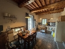 barberino di mugello ad un 1 km dal paese, in ottima posizione, fienile completamente ristrutturato, libero su 4 lati e composto da ampio salone, cucina abitabile, tre camere, doppi servizi e lavanderia. completa la proprieta' un bellissimo terreno di mq 1300. rifiniture di pregio intermediazioni generali-barberino m.llo - tel.0558478017