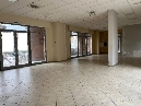 borgo san lorenzo, in posizione facilmente raggiungibile, fondo commerciale con ampie vetrine fronte strada composto da unico ampio vano di mq ca 130 con tripli accessi, due posti auto e servizi anche per disabili. no barriere architettoniche. cablato per computer. aria condizionata/inverter. - classe energetica in elaborazione